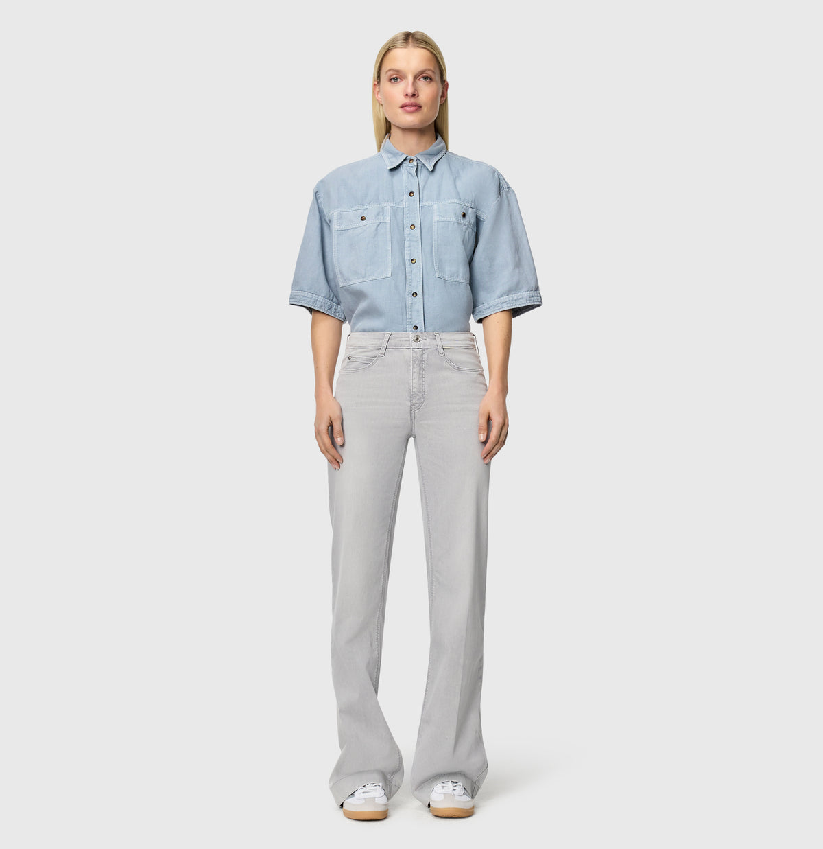 Wide, figure-shaping jeans in a modal blend. | DREAM WIDE | ash grey washed | Full-body of model