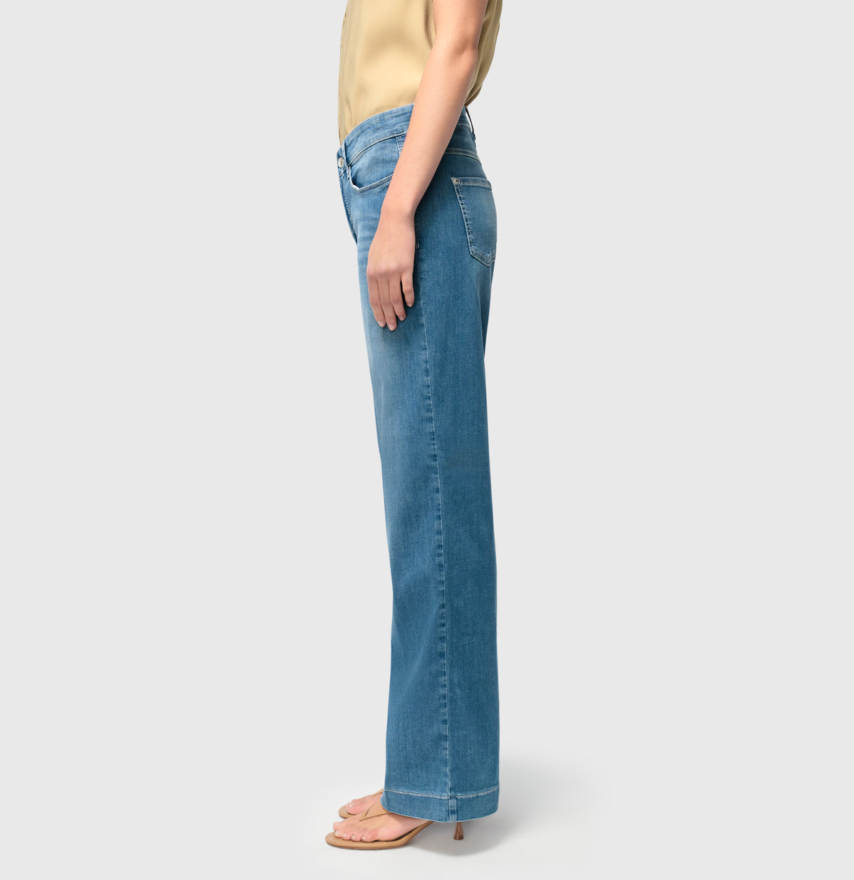 Wide, figure-shaping jeans in a modal blend. | DREAM WIDE | summer mid blue wash | Detailed view 2 of model