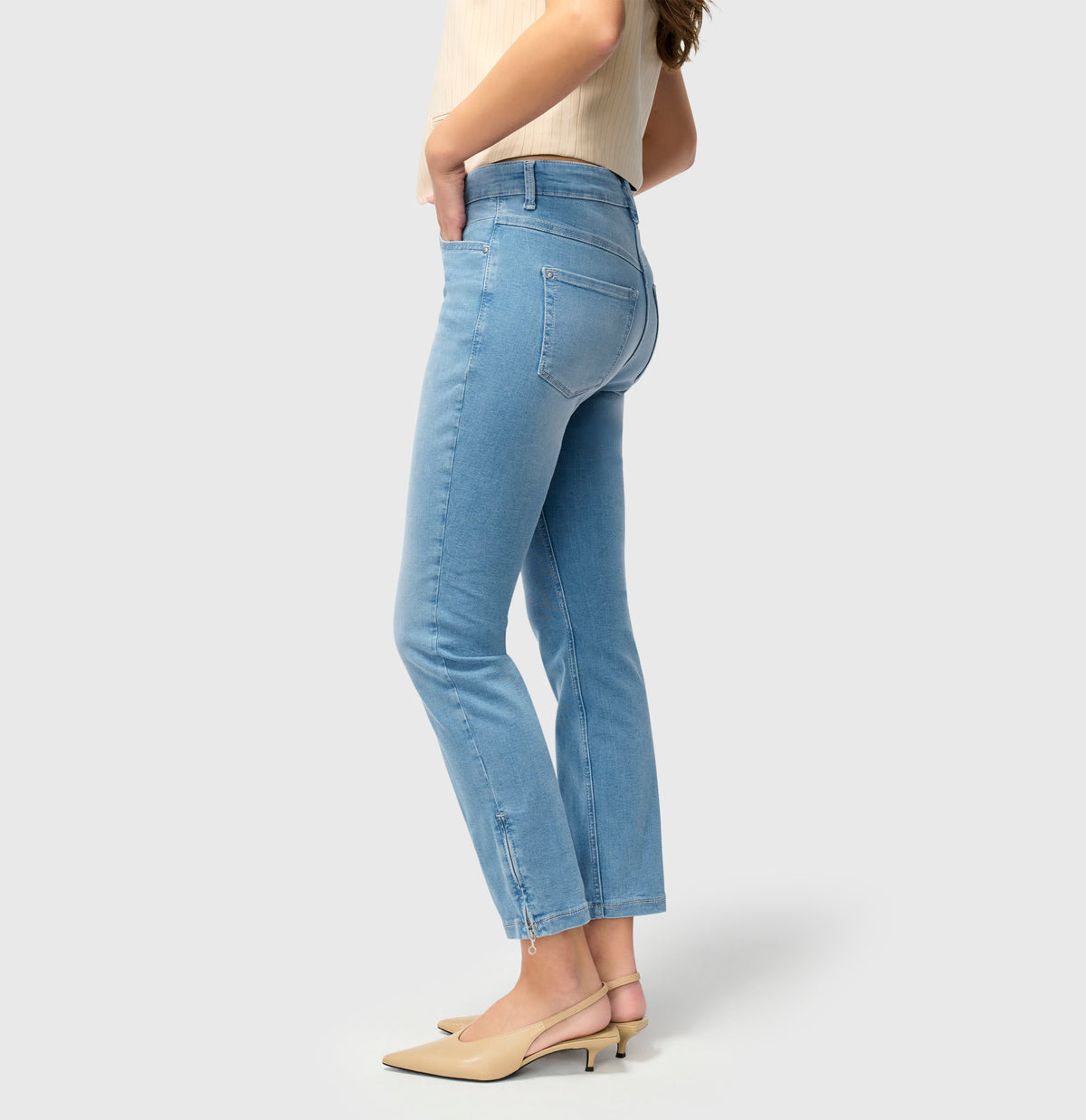 Cropped slim jeans with figure-shaping effect. | DREAM CHIC | classy grey blue wash | Detailed view 2 of model