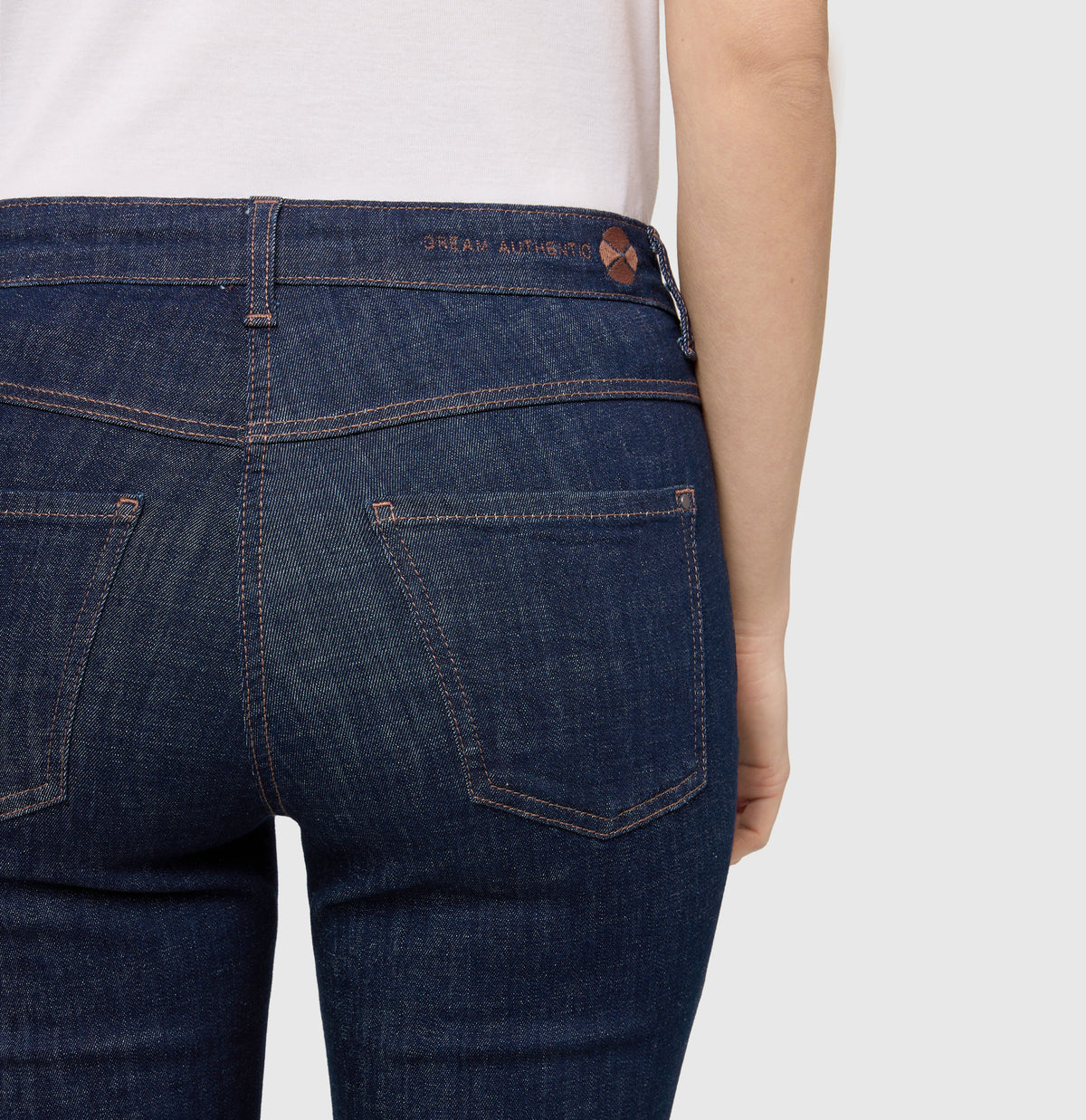 Straight shaping jeans with turned-up hem. | DREAM cropped auth. | fashion rinsed | Detailed view 2 of model