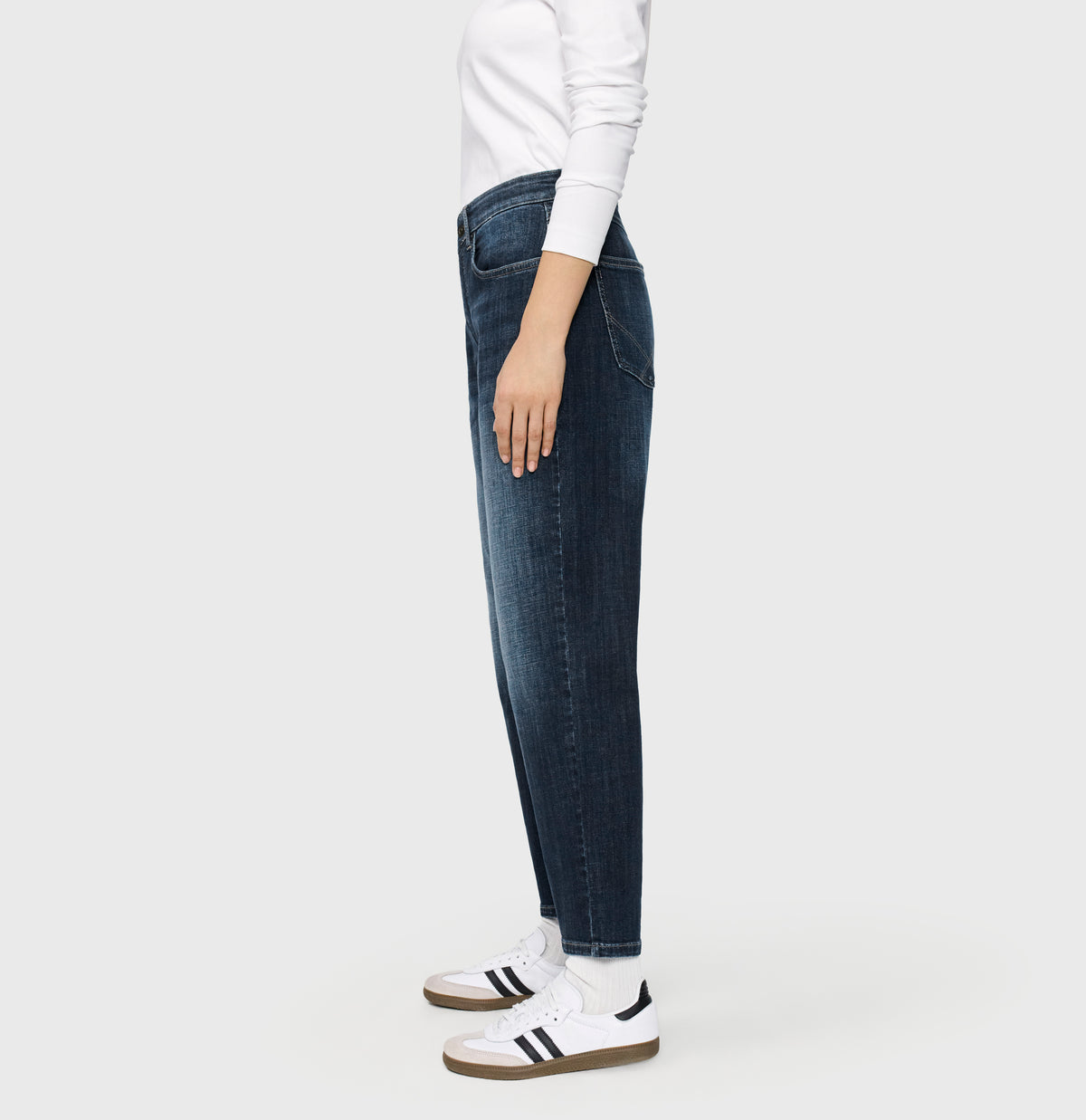 | GINA straight | moonlight blue basic wash | Side view of model