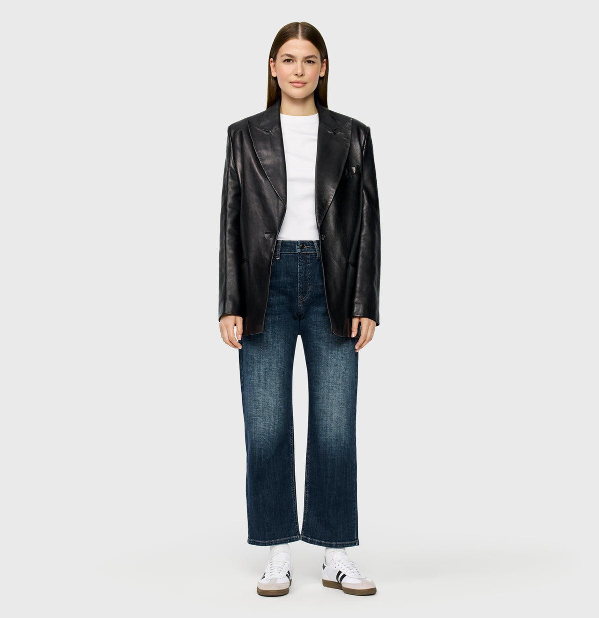 | GINA straight | moonlight blue basic wash | Full-body of model