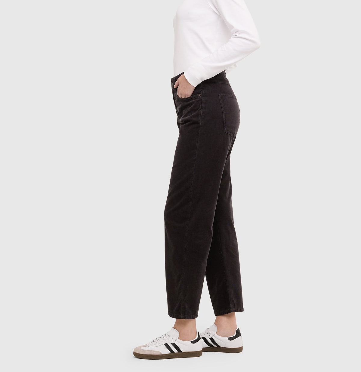 | GINA straight | smoked grey antique | Side view of model