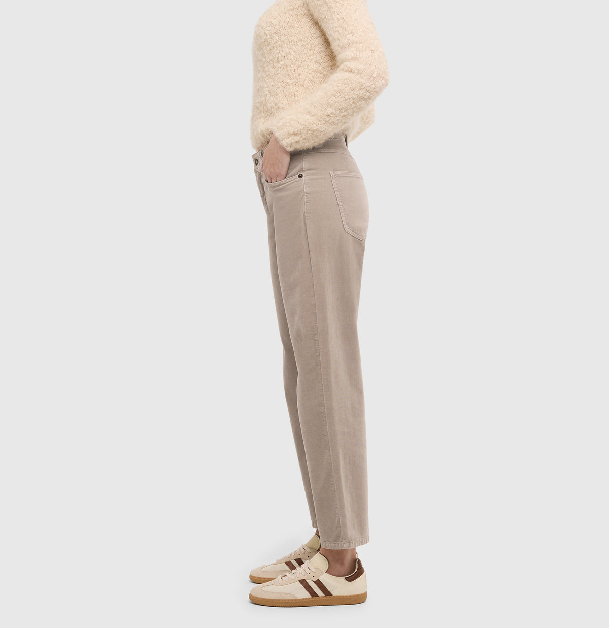 | GINA straight | windspray beige antique | Side view of model