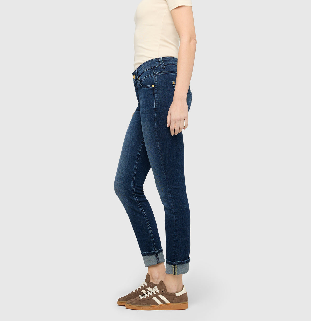 Slim jeans in a light cotton-lyocell blend. | RICH SLIM | authentic blue | Side view of model