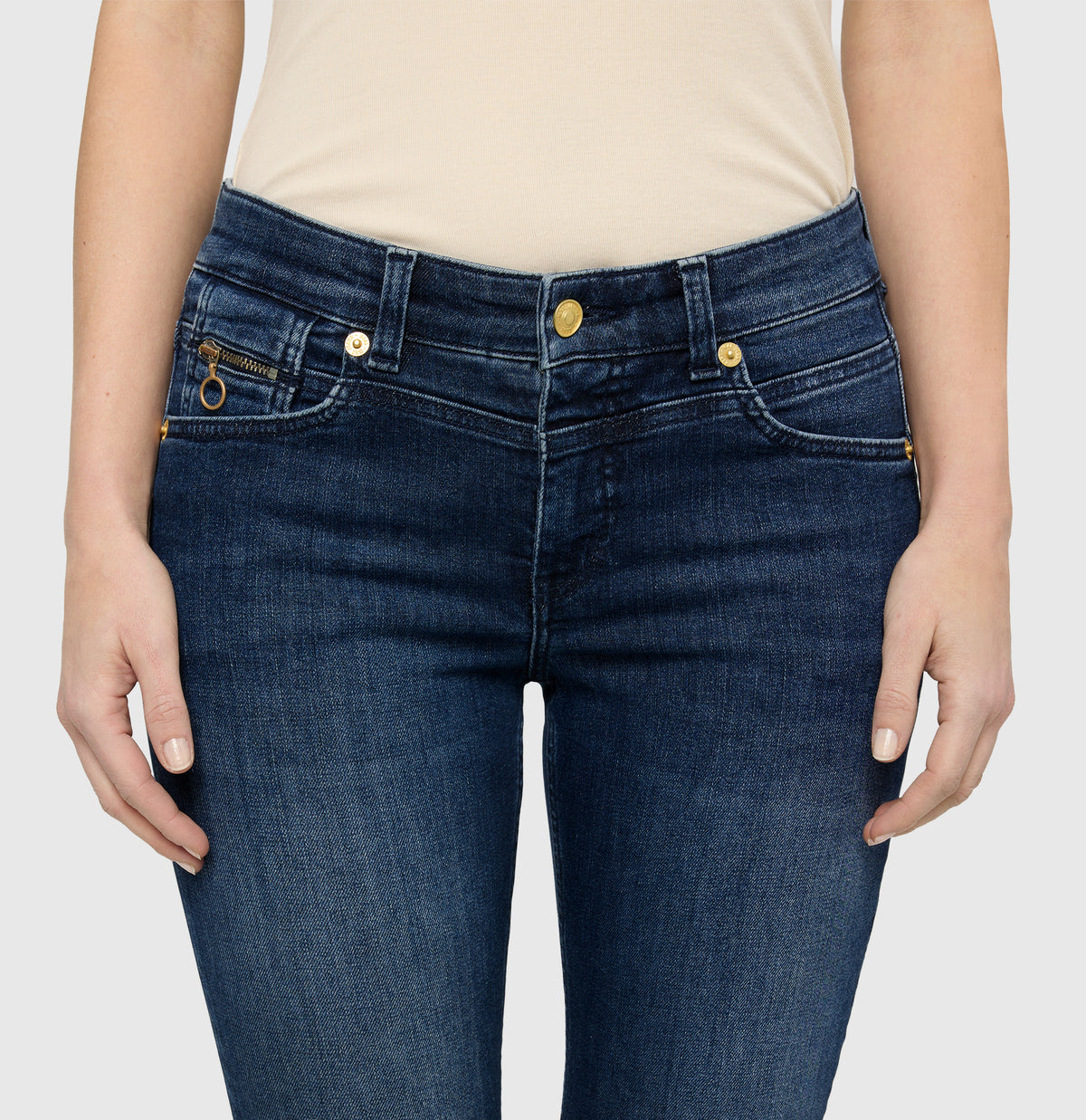 Slim jeans in a light cotton-lyocell blend. | RICH SLIM | authentic blue | Detailed view 3 of model