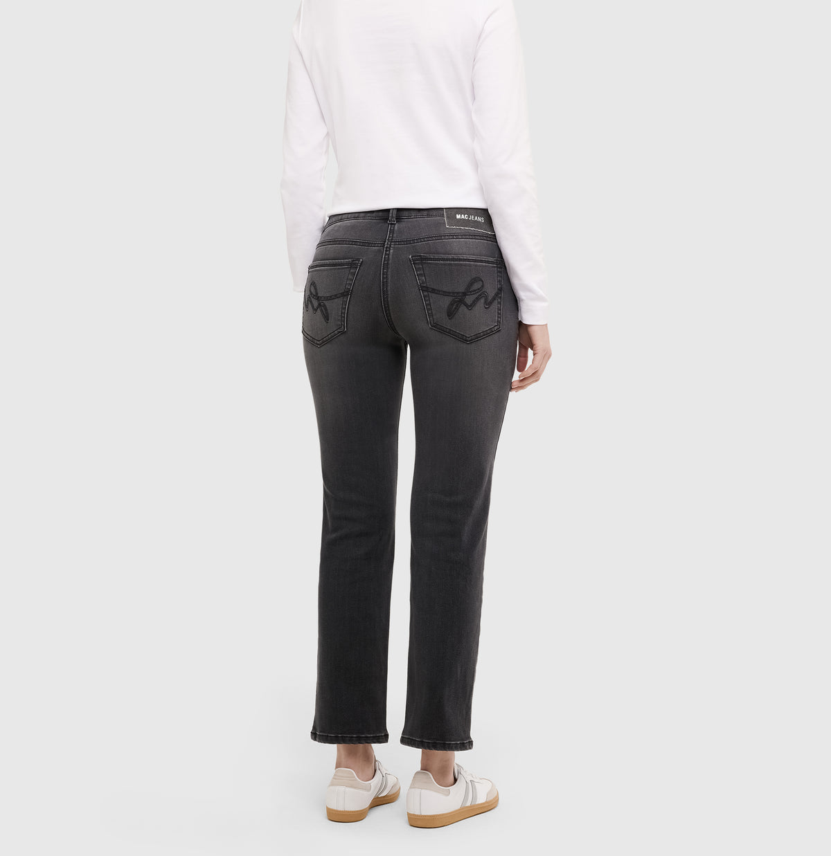 | CARRIE straight | carbon heritage wash | Back view of model