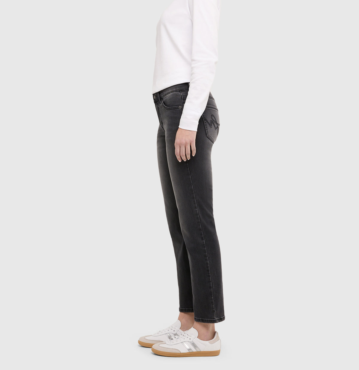 | CARRIE straight | carbon heritage wash | Side view of model