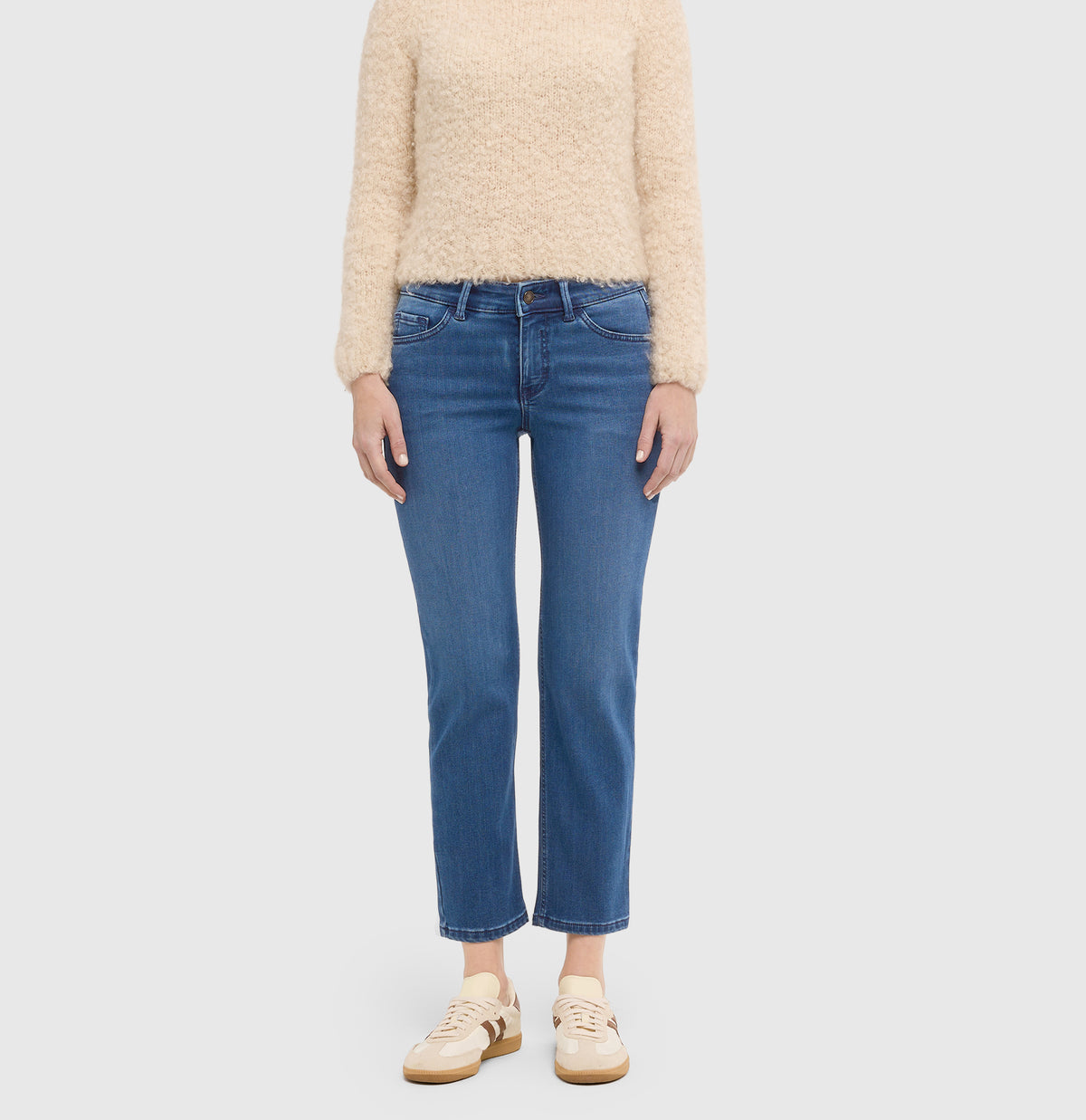 | CARRIE straight | simple mid blue used | Front view of model