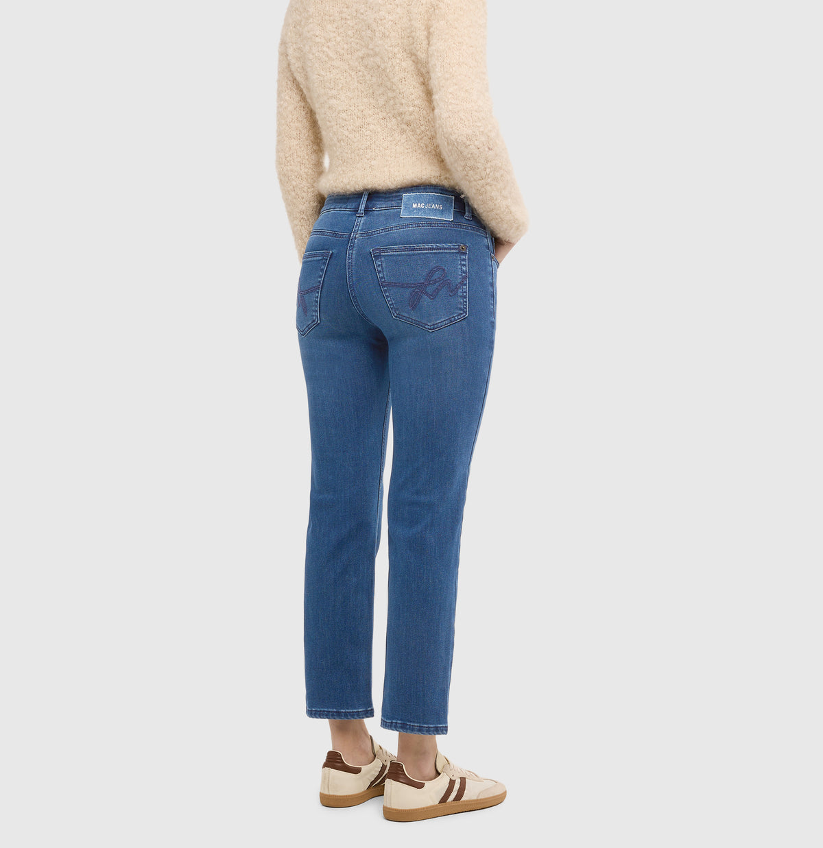 | CARRIE straight | simple mid blue used | Back view of model
