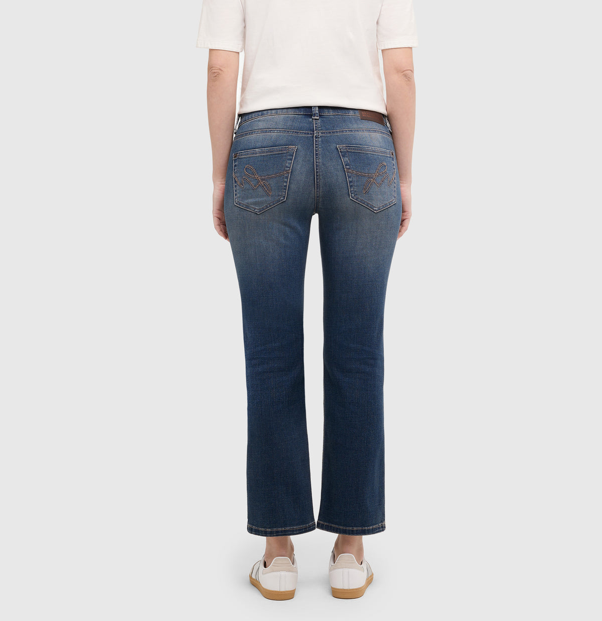 Slim fit made from light denim. | CARRIE straight | stormy midblue brown | Back view of model