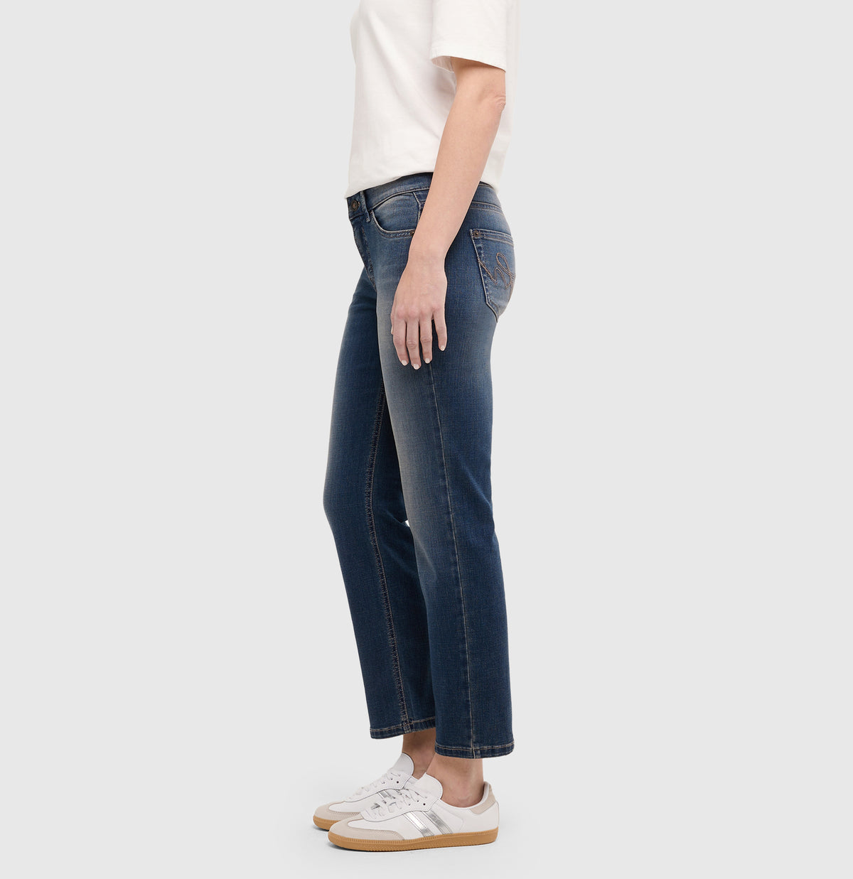 Slim fit made from light denim. | CARRIE straight | stormy midblue brown | Side view of model