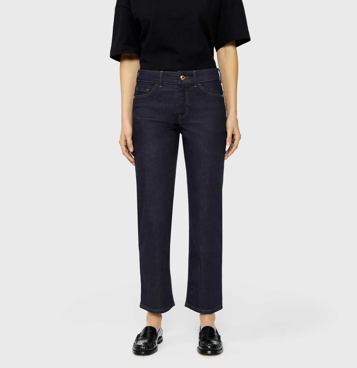 Slim fit made from light denim. | CARRIE straight | fashion rinsed | Front view of model