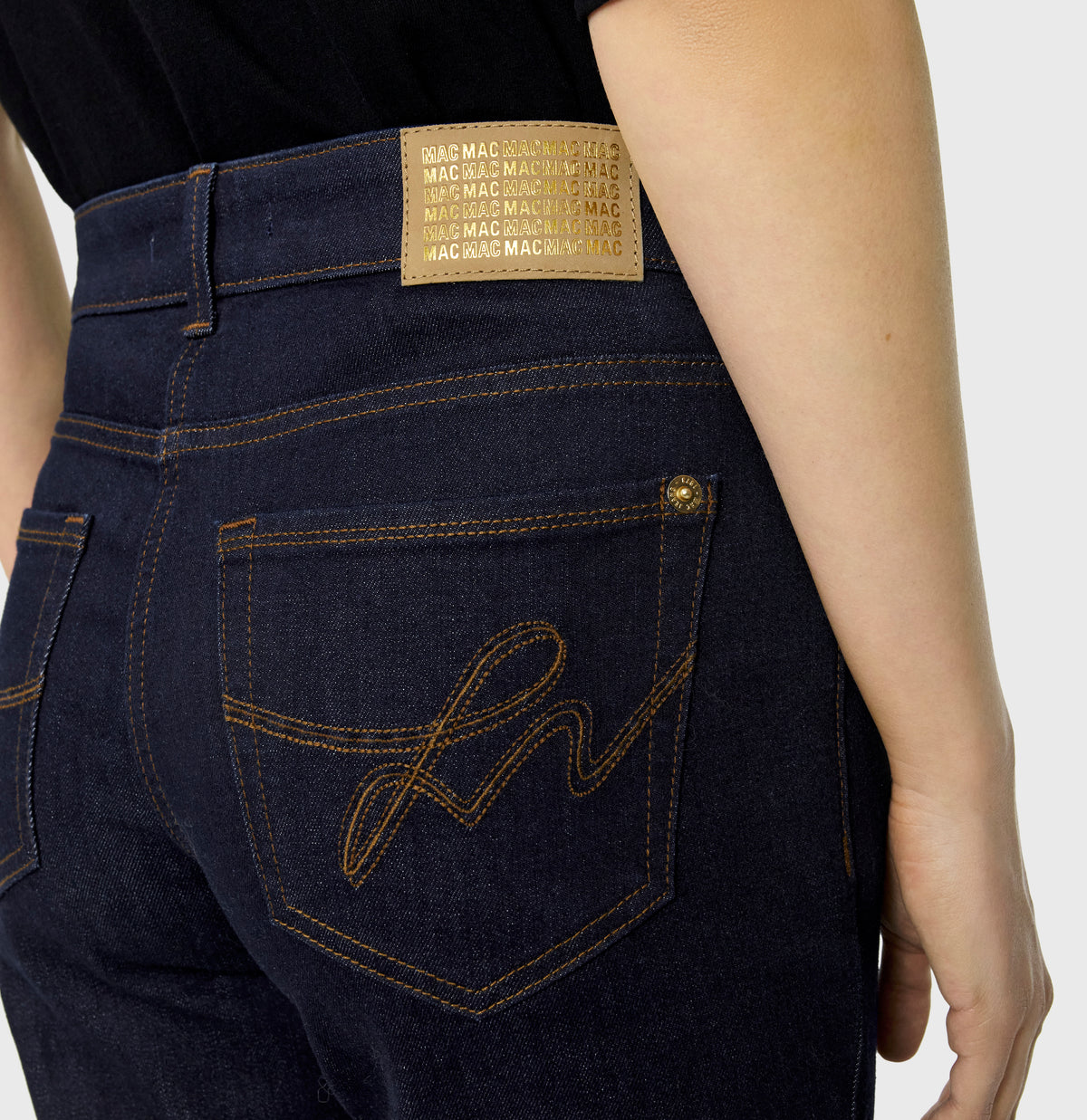 Slim fit made from light denim. | CARRIE straight | fashion rinsed | Detailed view 2 of model