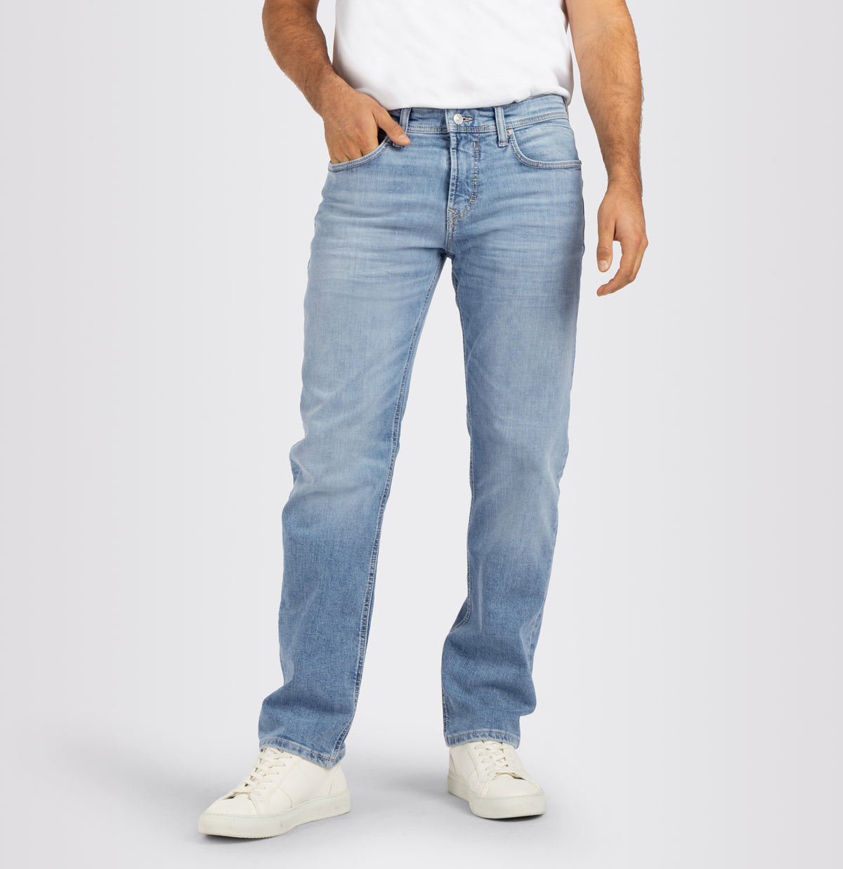Regular fit with an authentic look. | Ben | authentic blue stonewash | Front view of model
