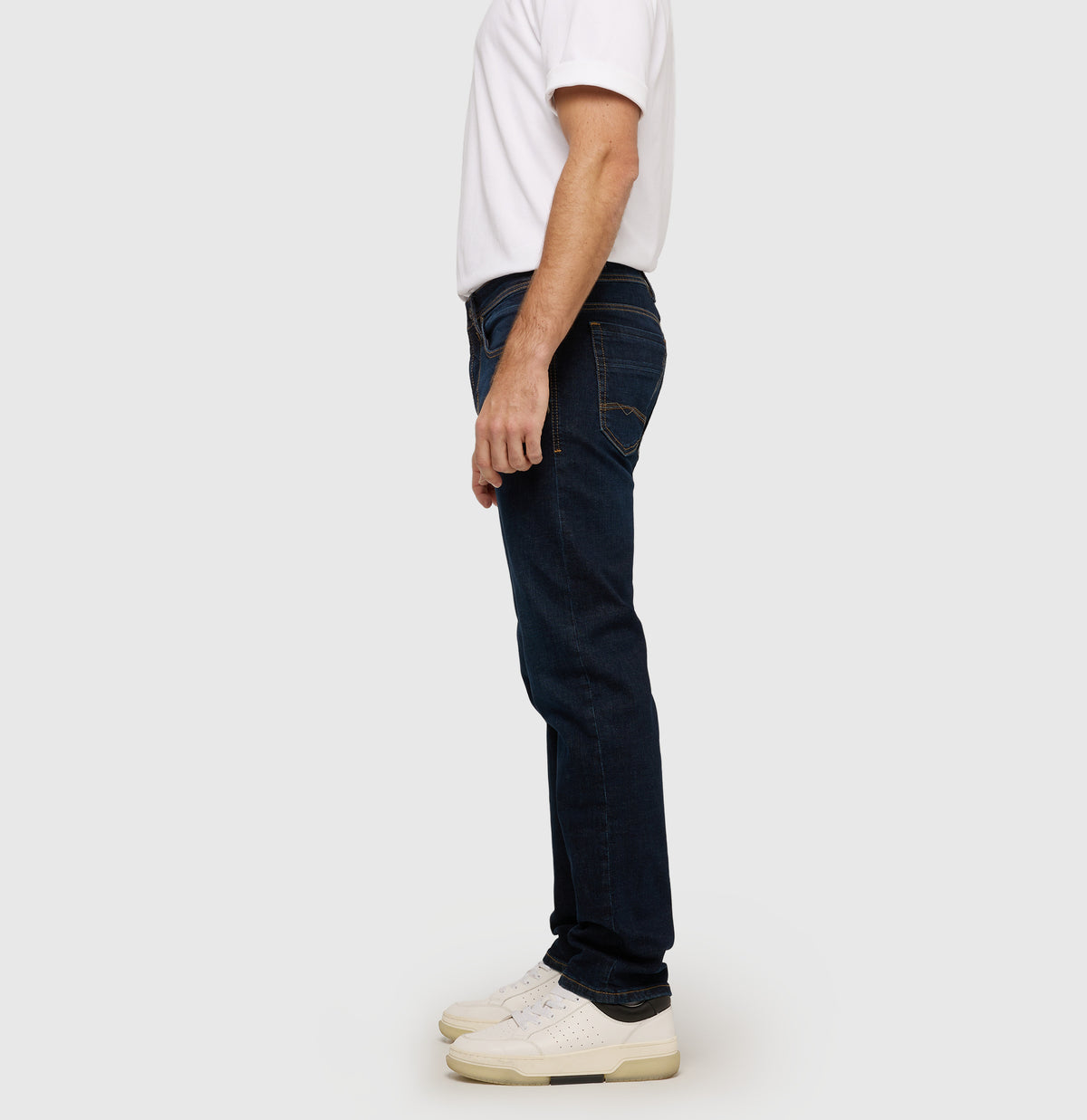 Regular fit with an authentic look. | Ben | dark vintage wash | Side view of model
