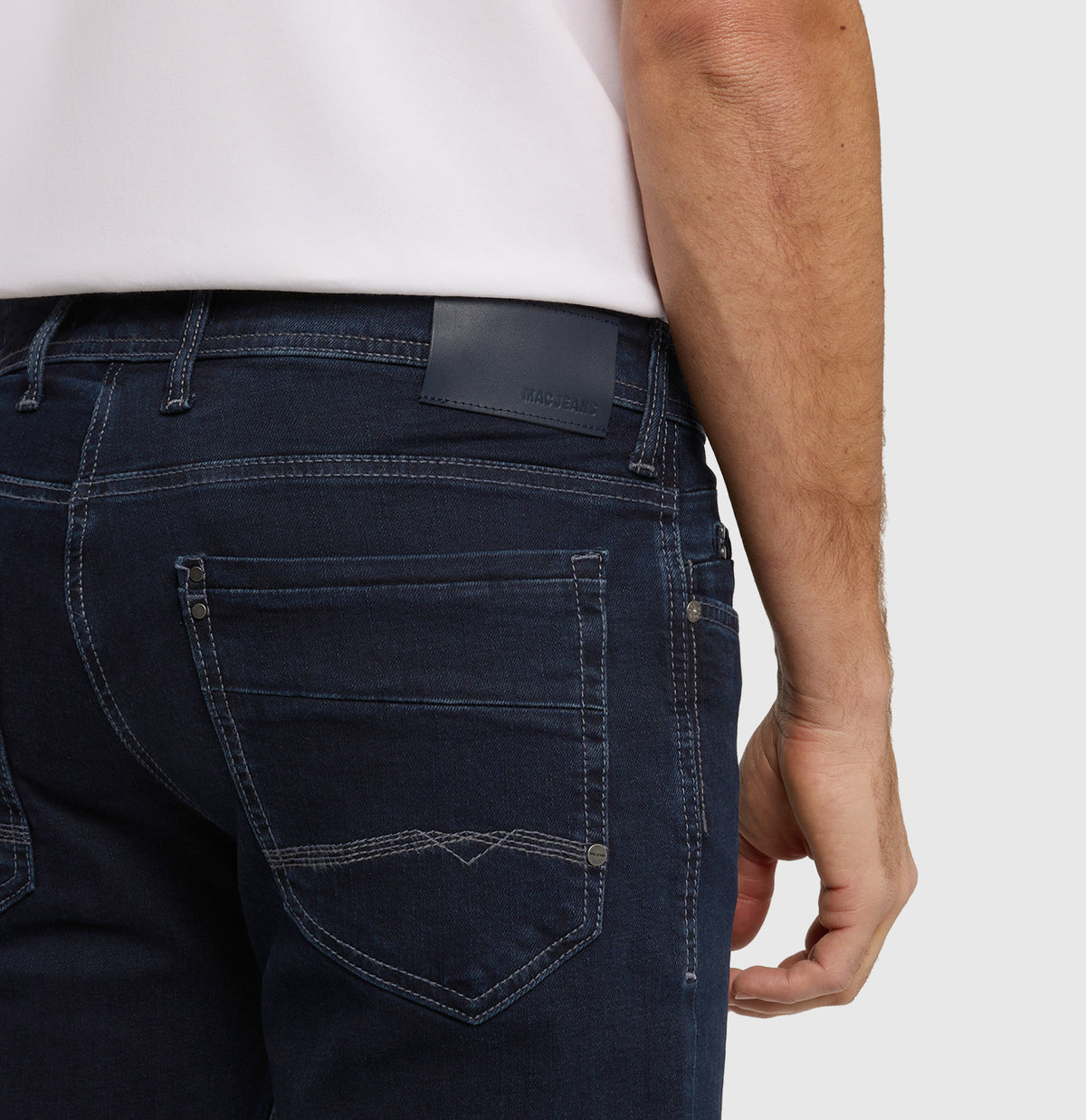 Regular fit with an authentic look. | Ben | blue black | Detailed view 2 of model