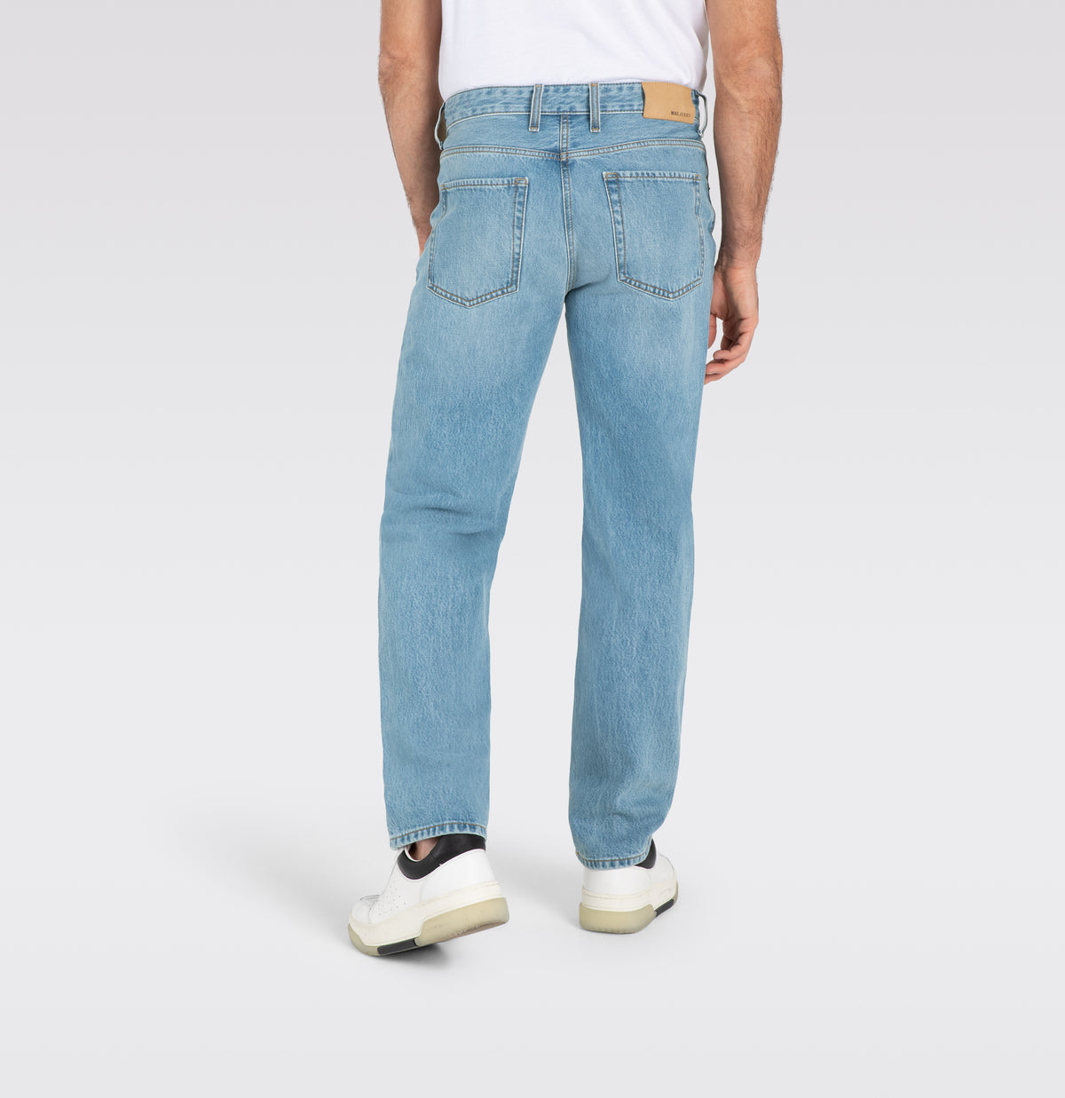 Comfort fit made of nettle denim. With a modern ’90s look. | Rick | light vintage wash | Back view of model