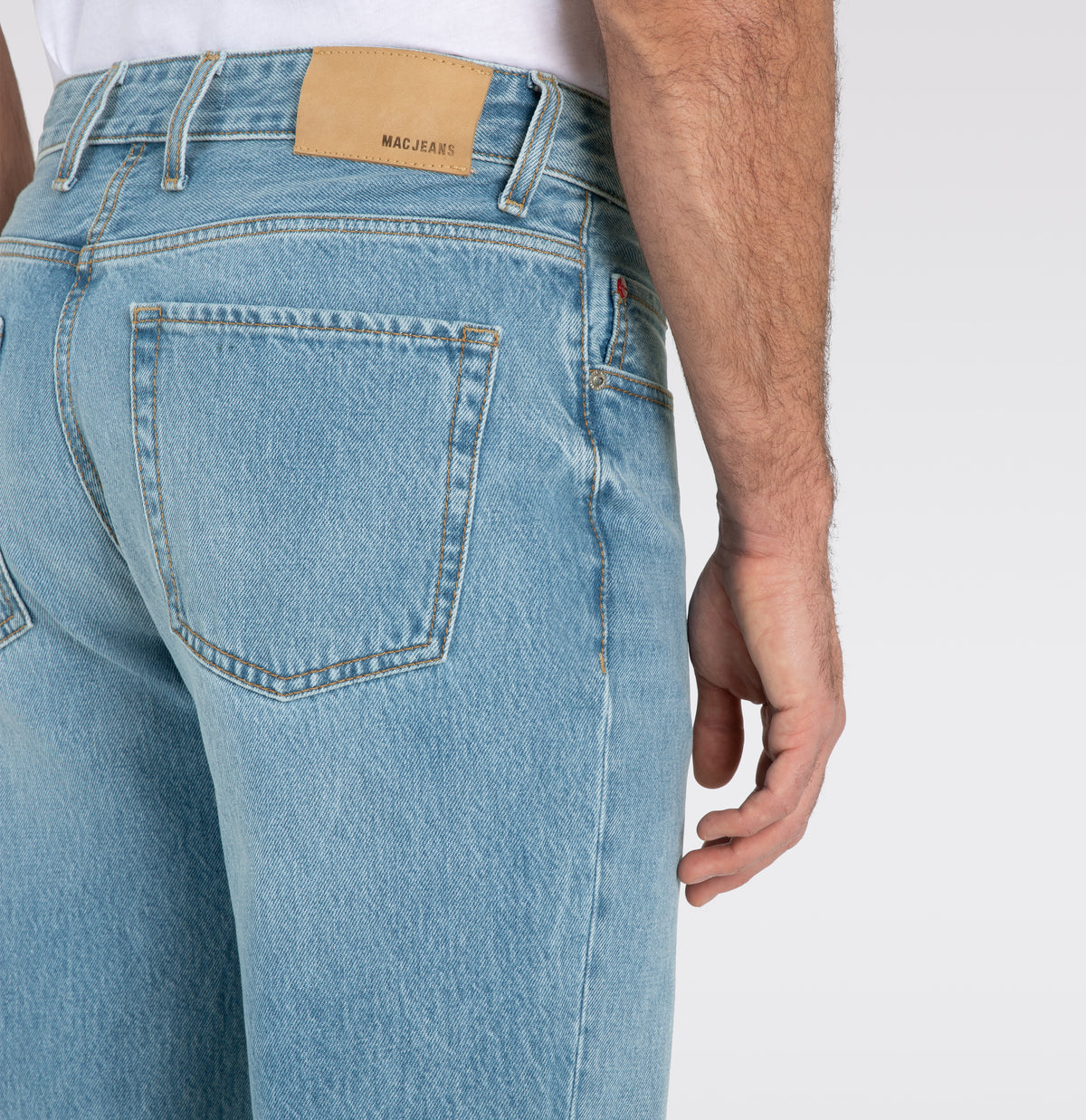Comfort fit made of nettle denim. With a modern ’90s look. | Rick | light vintage wash | Detailed view 3 of model