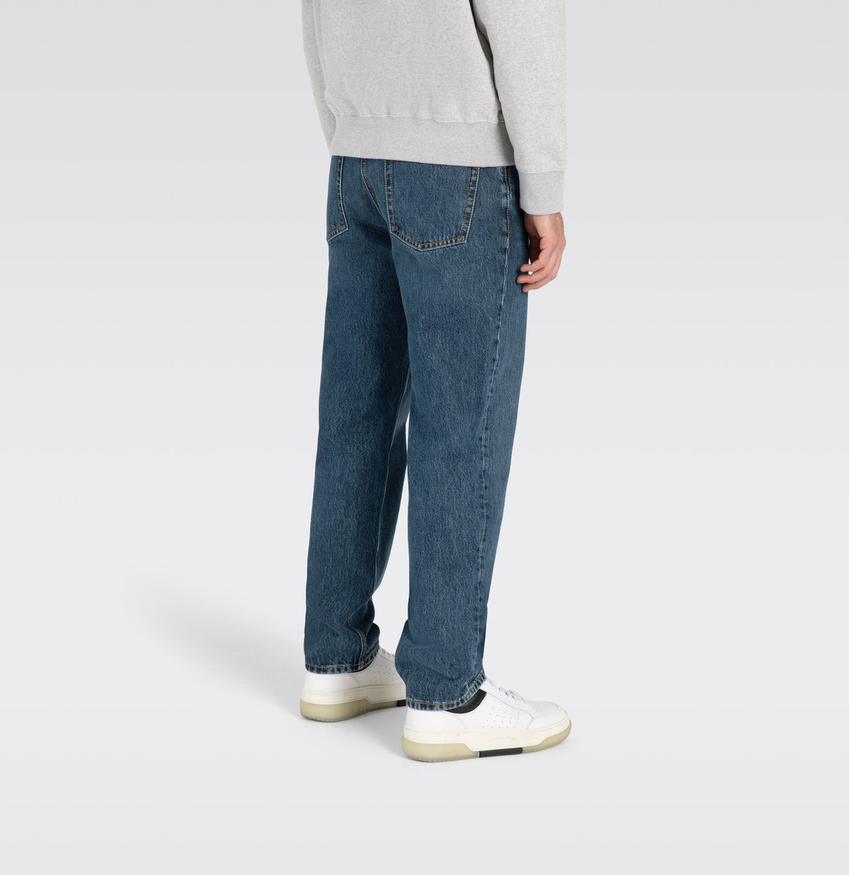 Comfort fit made of nettle denim. With a modern ’90s look. | Rick | dark blue authentic wash | Detailed view 2 of model
