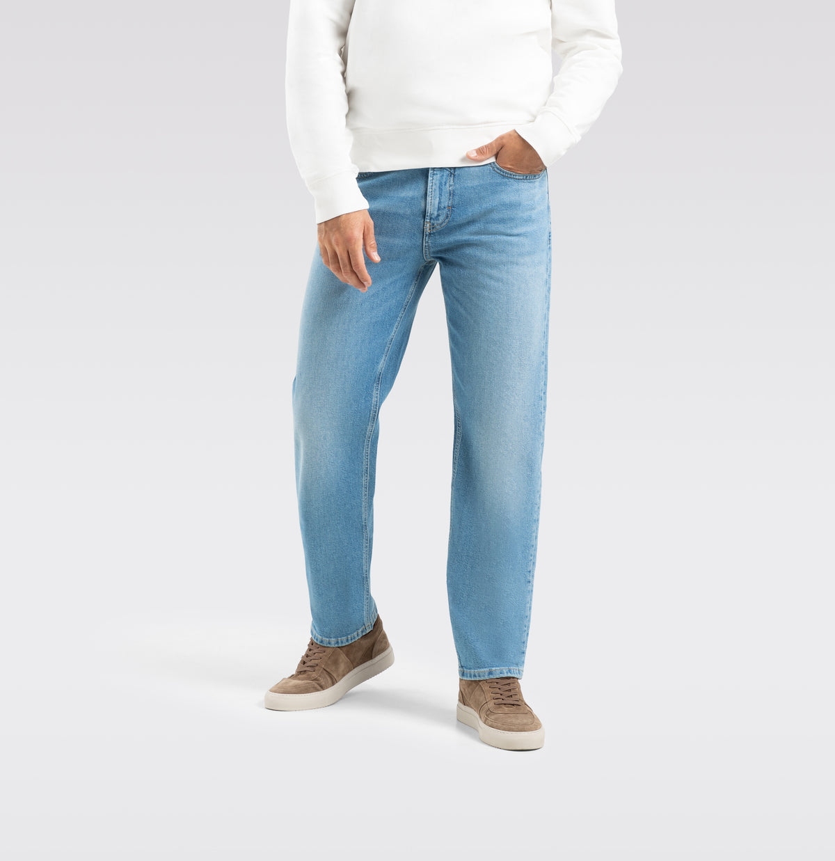 Comfort fit with an authentic vintage look. | Rick | authentic summer bleach | Front view of model