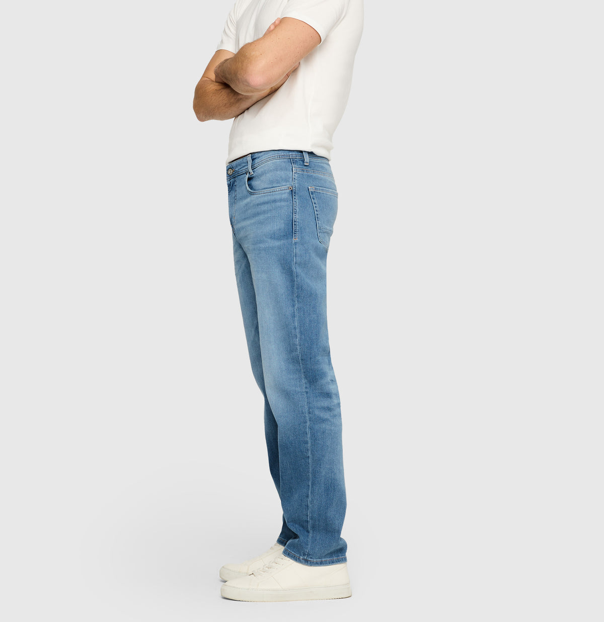 Comfortable jeans with a vintage wash. | Rick | vintage summer blue | Detailed view 2 of model