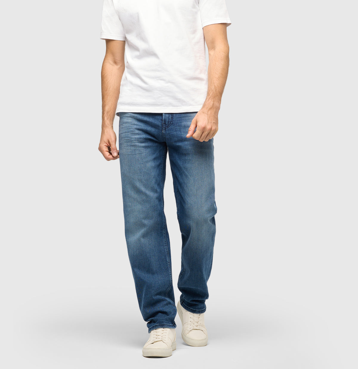 Straight jeans made of comfort stretch denim. | Rick | mid blue authentic wash | Front view of model