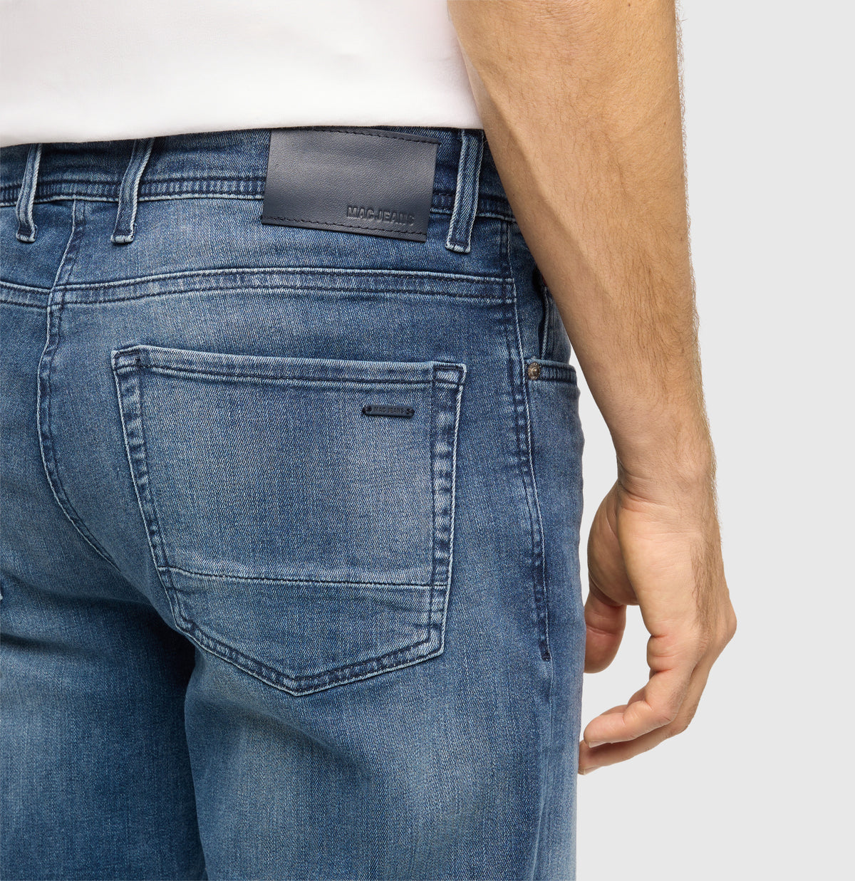 Straight jeans made of comfort stretch denim. | Rick | mid blue authentic wash | Detailed view 2 of model