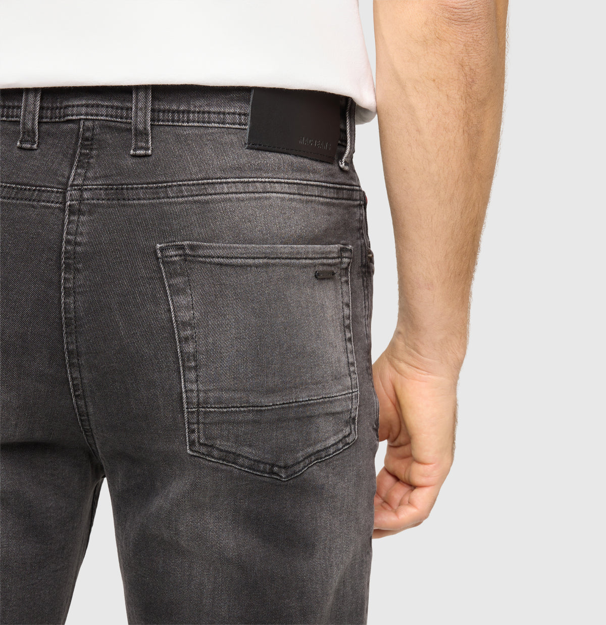 Straight jeans made of comfort stretch denim. | Rick | black black washed | Detailed view 2 of model