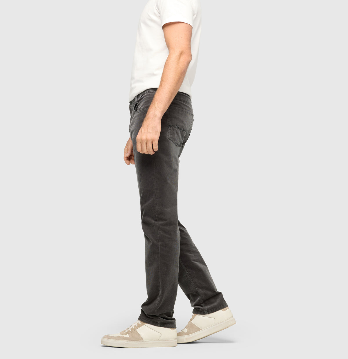 Modern fit made from soft, elastic fine corduroy. | Arne | rubber | Side view of model