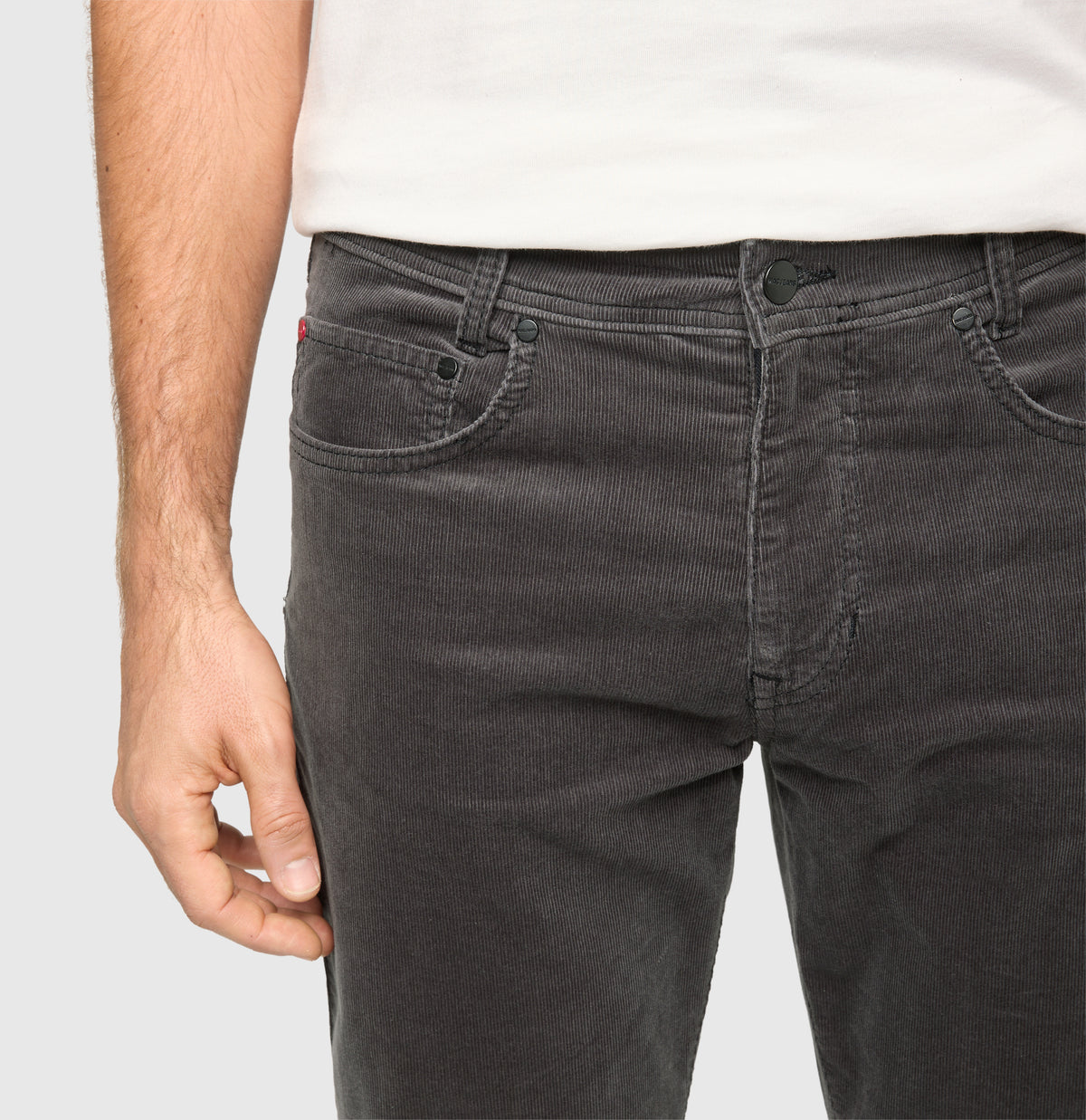 Modern fit made from soft, elastic fine corduroy. | Arne | rubber | Detailed view 2 of model