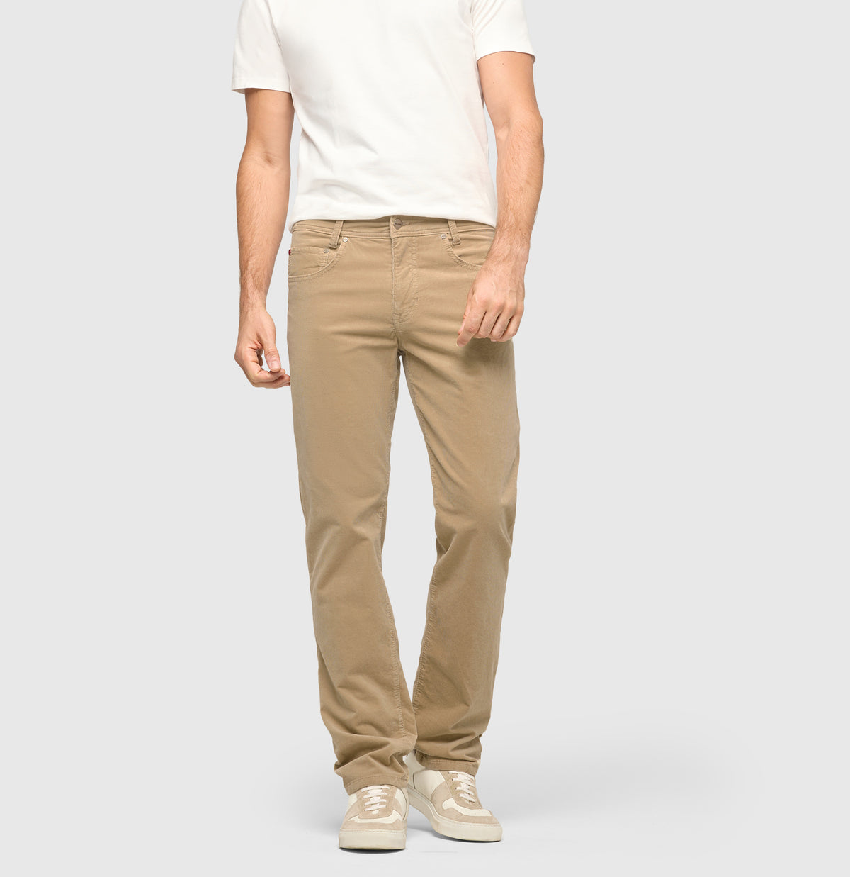 Modern fit made from soft, elastic fine corduroy. | Arne | golden terra | Front view of model