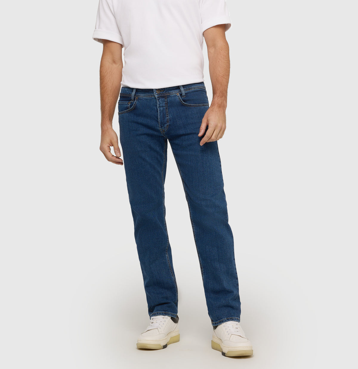 Modern fit in a vintage look. With recycled cotton. | Arne | blue light used | Front view of model