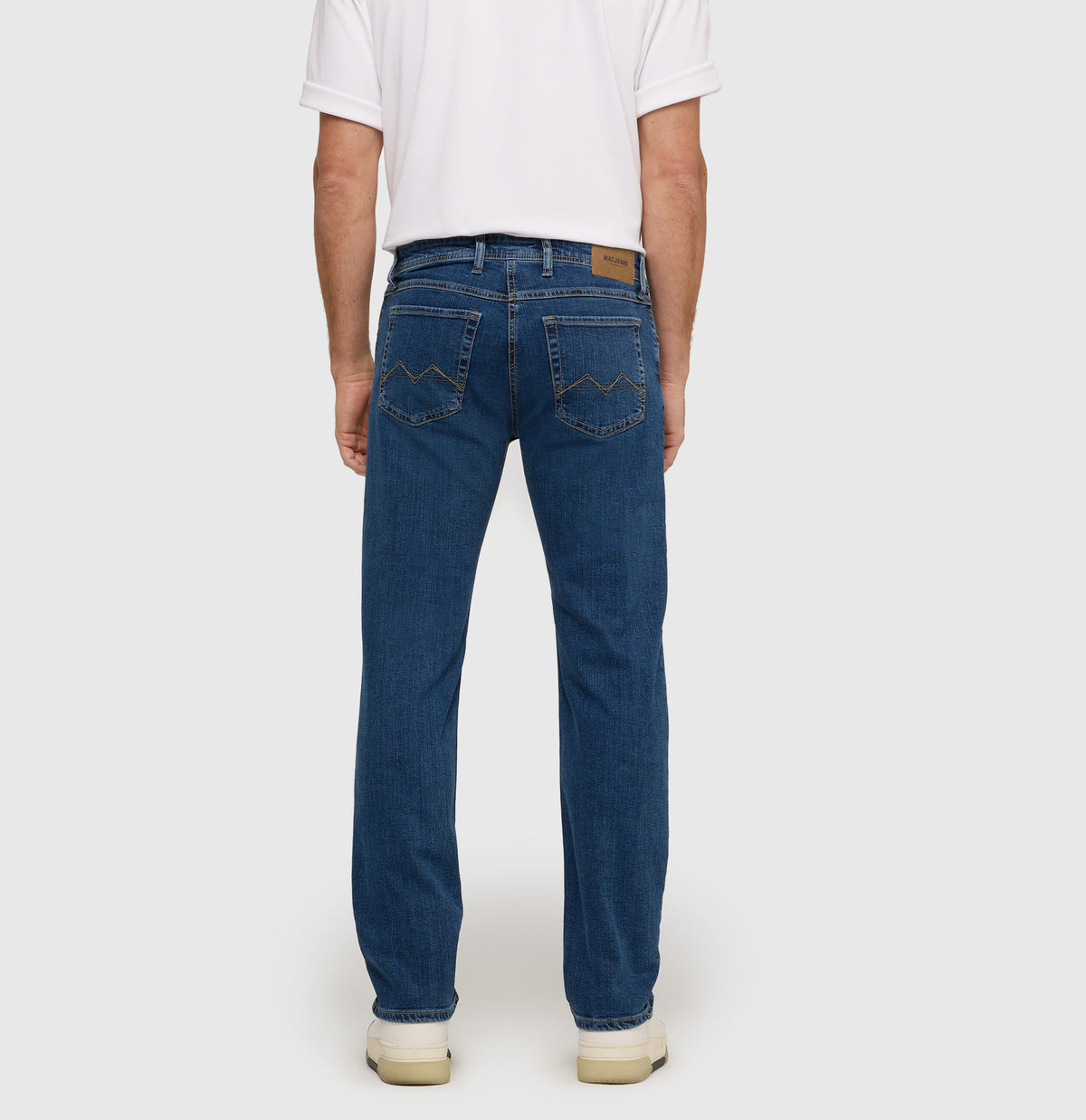 Modern fit in a vintage look. With recycled cotton. | Arne | blue light used | Back view of model