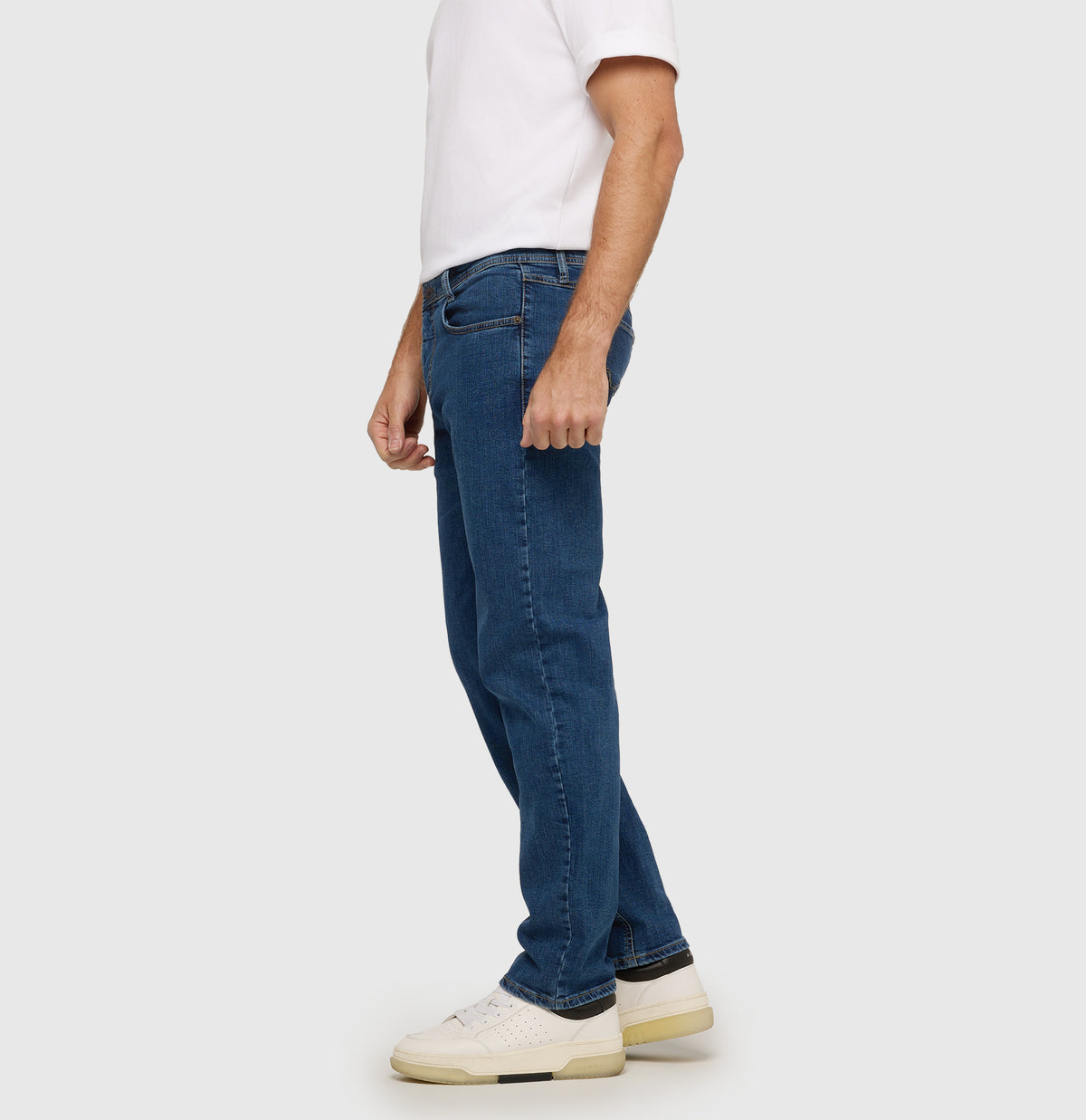 Modern fit in a vintage look. With recycled cotton. | Arne | blue light used | Side view of model