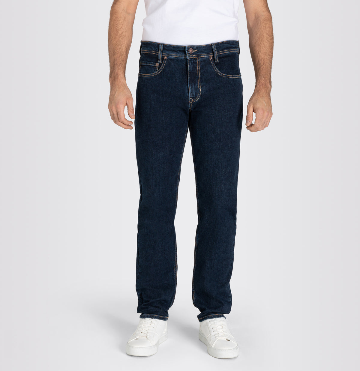 Slim jeans made of recycled denim. | Arne | deep blue stonewash | Front view of model