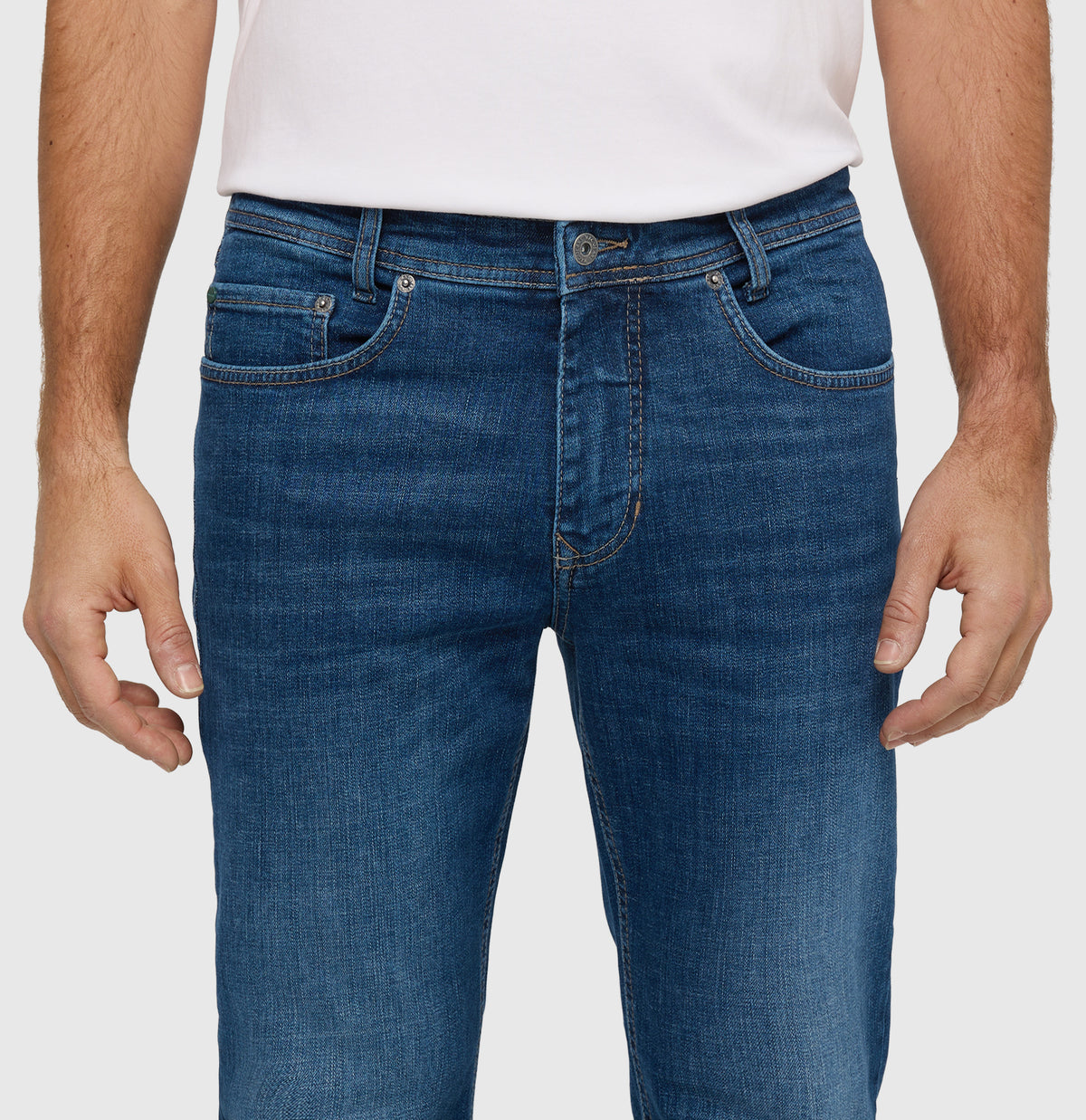 Slim lightweight jeans in a sporty wash. | Arne | dark blue authentic 3D | Detailed view 2 of model