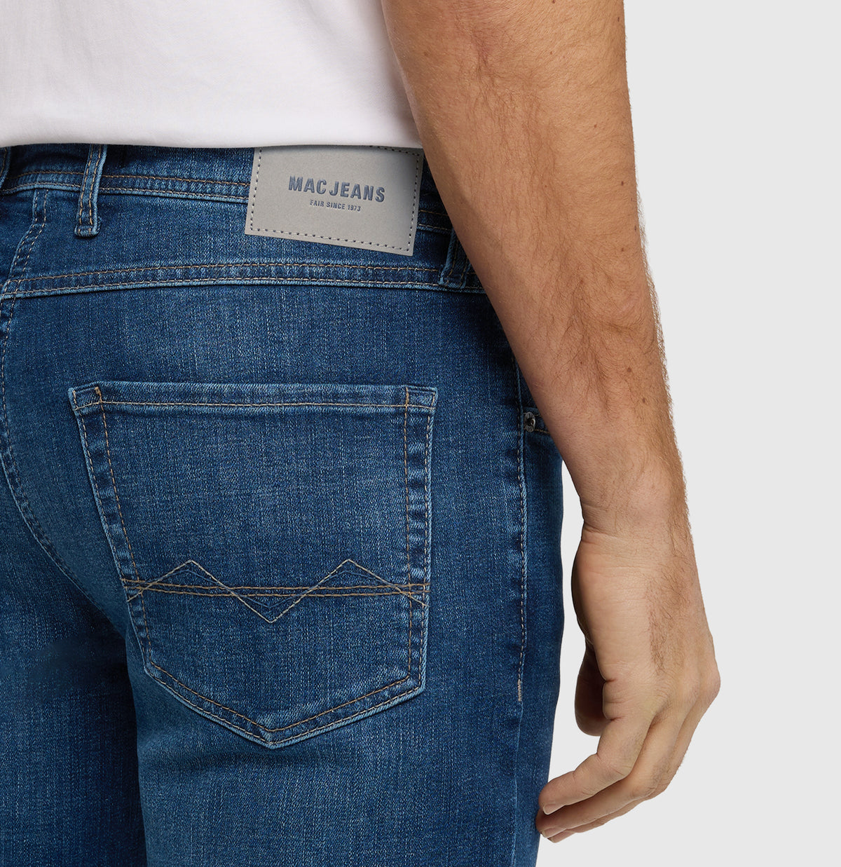 Slim lightweight jeans in a sporty wash. | Arne | dark blue authentic 3D | Detailed view 3 of model