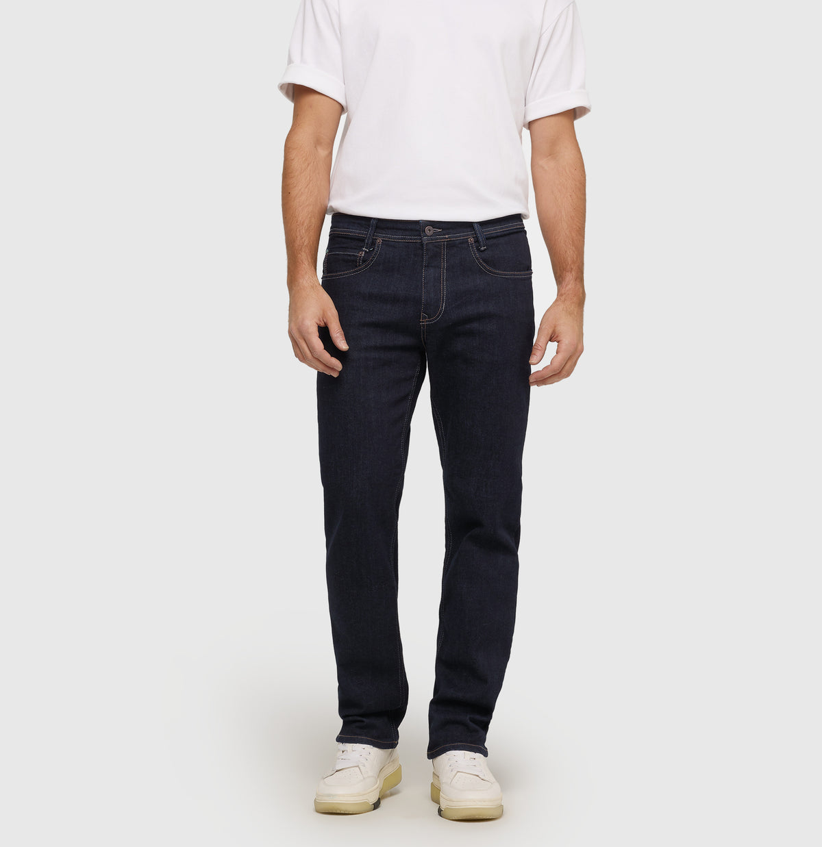 Modern fit in a vintage look. With recycled cotton. | Arne | authentic dark blue | Front view of model