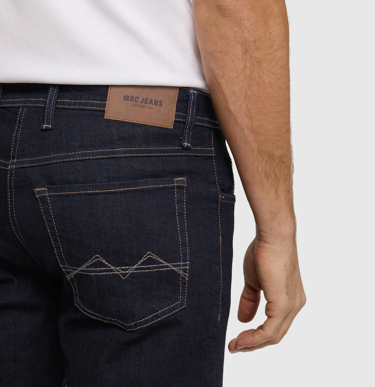 Modern fit in a vintage look. With recycled cotton. | Arne | authentic dark blue | Detailed view 2 of model