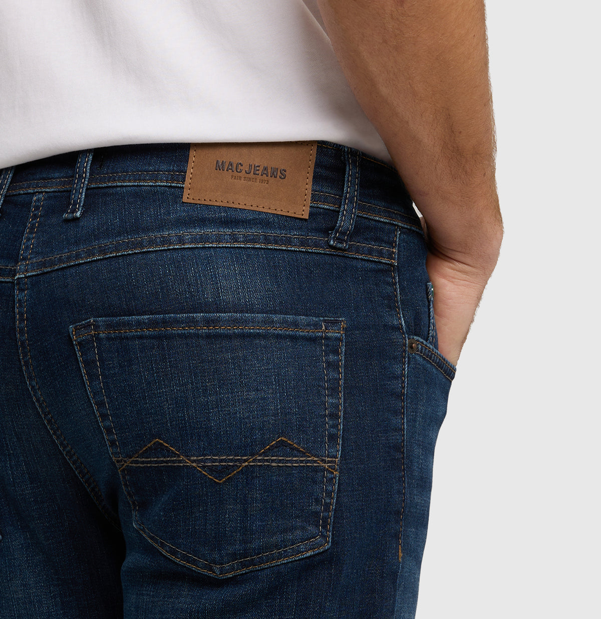 Slim jeans made of recycled denim. | Arne | dark vintage blue | Detailed view 2 of model