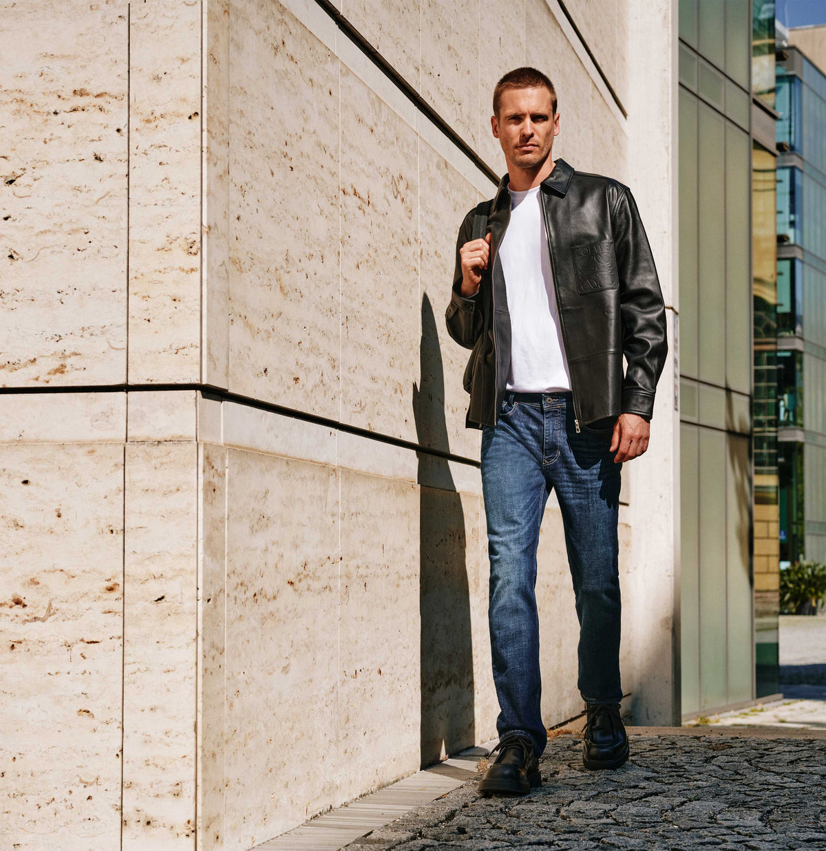 Model Arne – modern, slim fit with comfortable rise – grainy stretch denim | Arne | dark vintage blue | Full-body of model