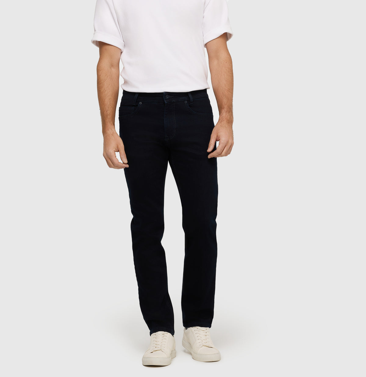 Modern fit in a recycled cotton blend. | Arne | blue black | Front view of model