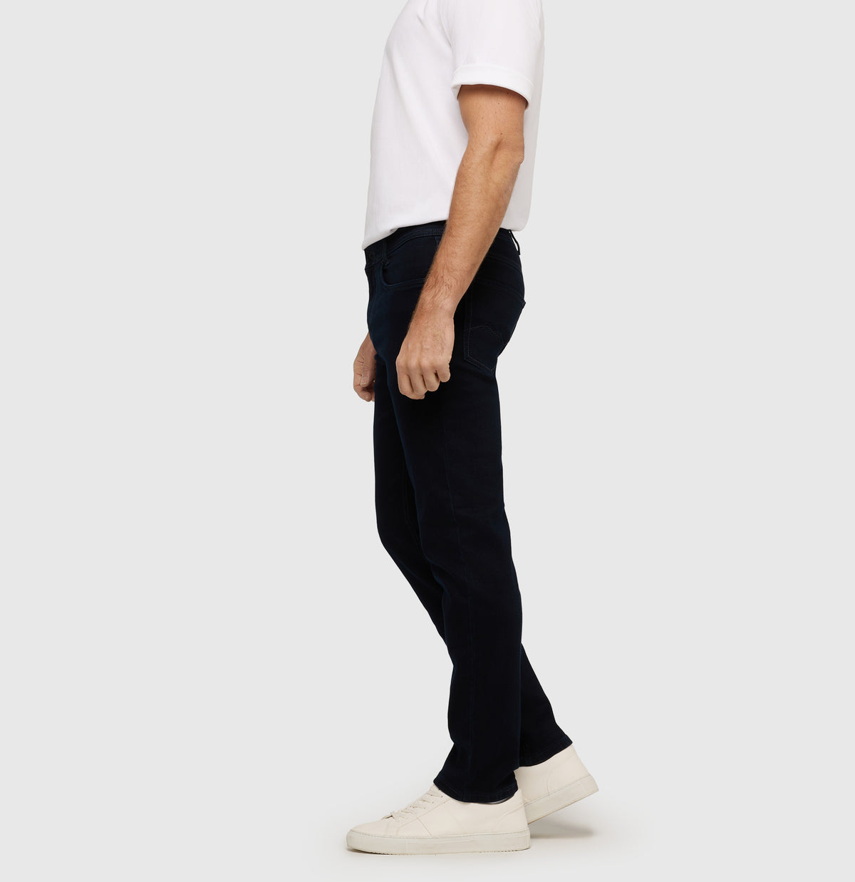 Modern fit in a recycled cotton blend. | Arne | blue black | Side view of model