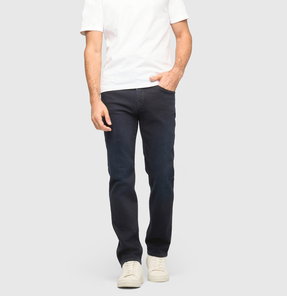 Slim, soft jeans with cashmere content. | Arne | dark blue black | Front view of model