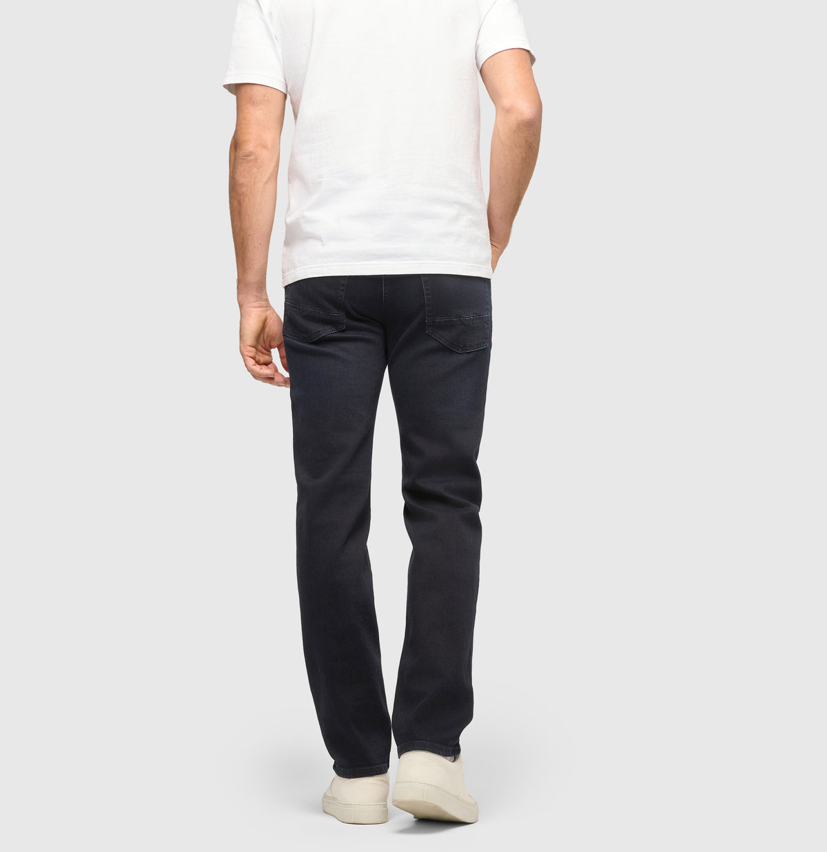 Slim, soft jeans with cashmere content. | Arne | dark blue black | Back view of model