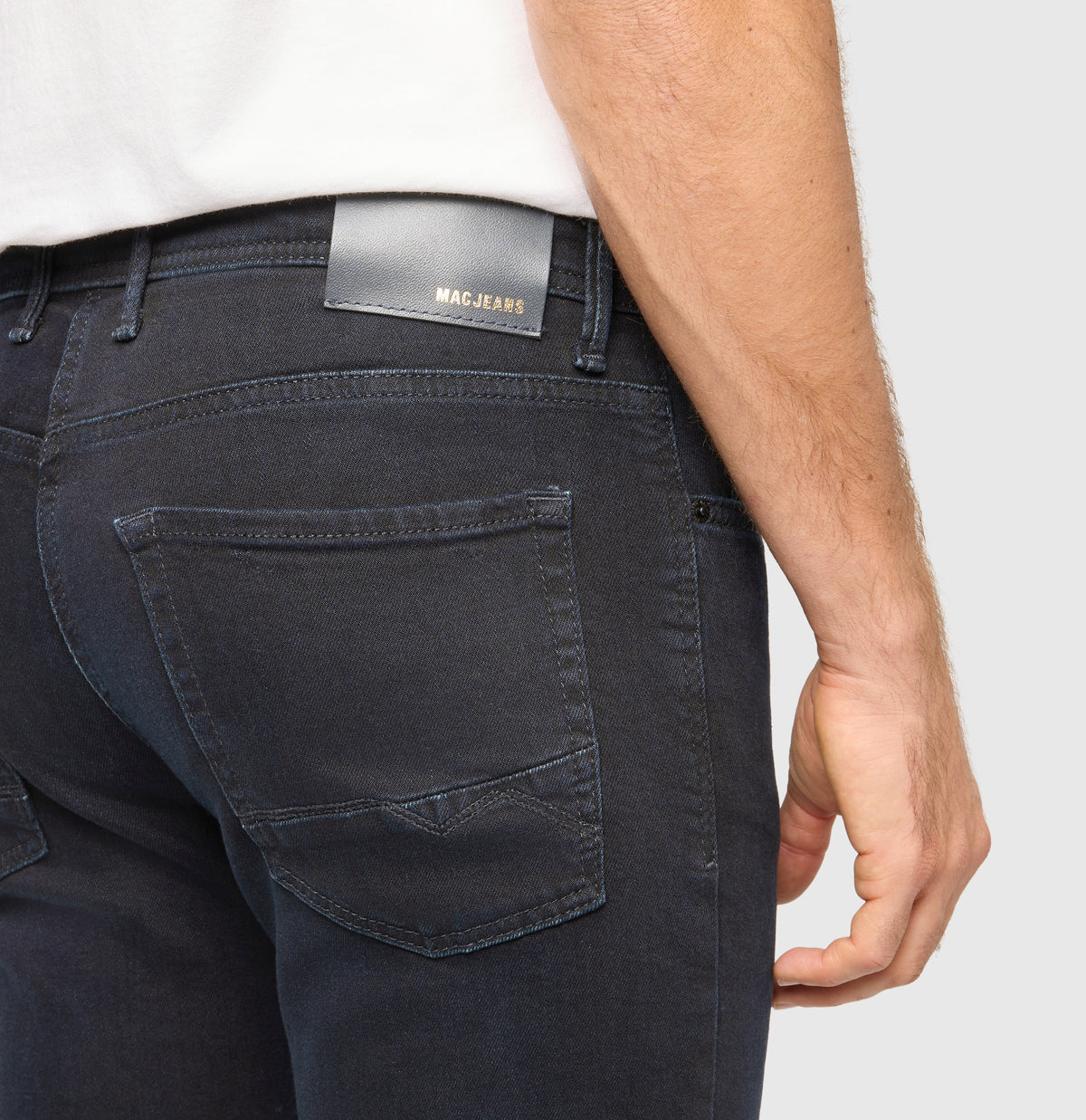 Slim, soft jeans with cashmere content. | Arne | dark blue black | Detailed view 2 of model