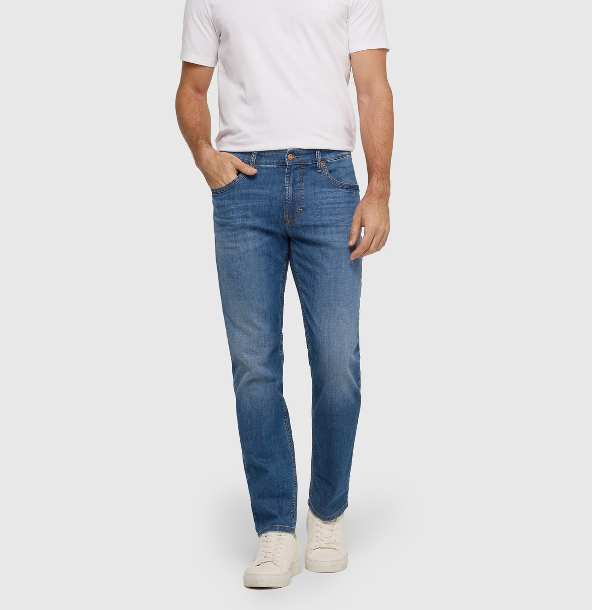Slim jeans made of light cross denim. | Arne | authentic mid blue used | Front view of model