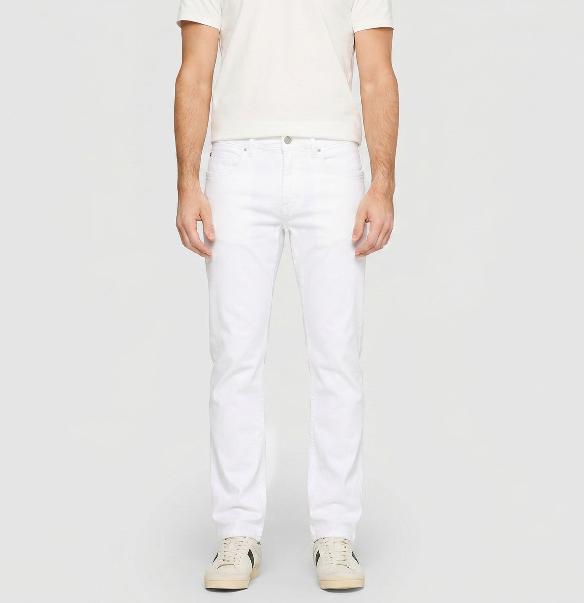 Modern fit made from lightweight denim. | Arne Pipe | white denim | Front view of model