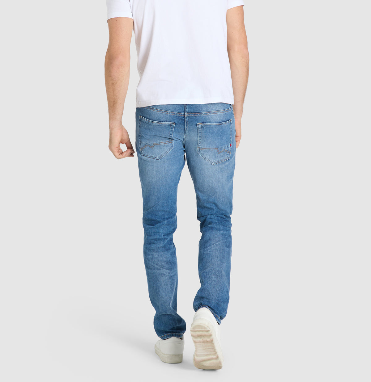 Slim driver jeans with a vintage look. | Arne Pipe | history blue used | Back view of model